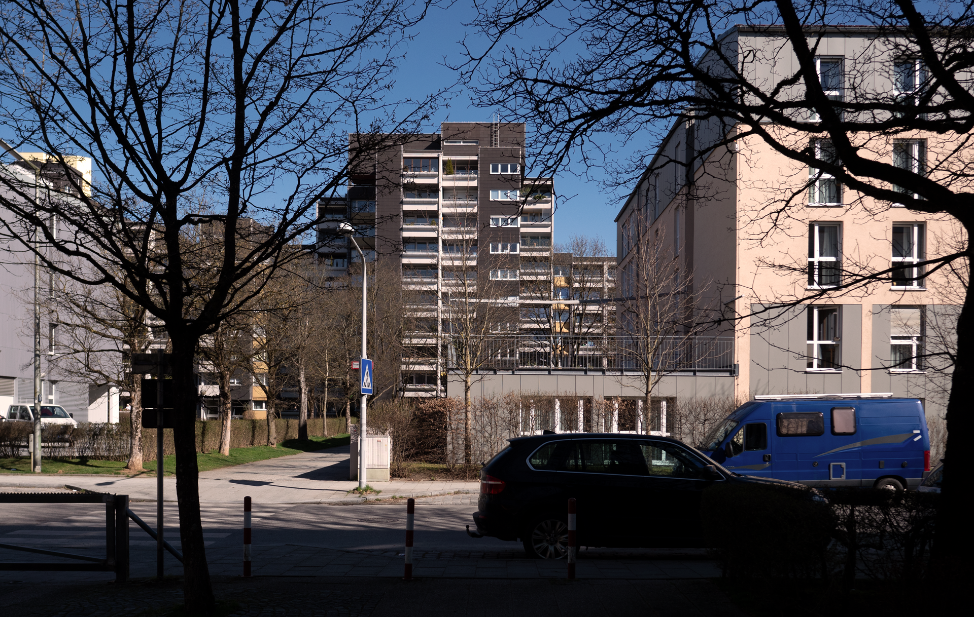 Terrasse des Pflegeheim Phönix in Neuperlach am Karl-Marx-Ring. Vom Haus dahinter hat mein Stalker, Herr {#klarname} heimlich einen Patienten fotografiert und lächerlich im Netz vorgeführt.